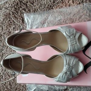 Nina silver fabric platform heels with bows 8.5m